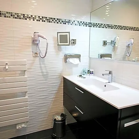 Mercure Saint Michel Hotel 4*